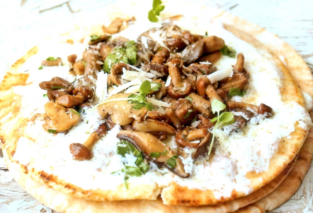 Pizza Bianca Con Funghi E Mascarpone In Cucina