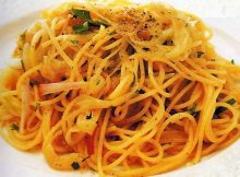 Spaghetti con cipolla e acciughe