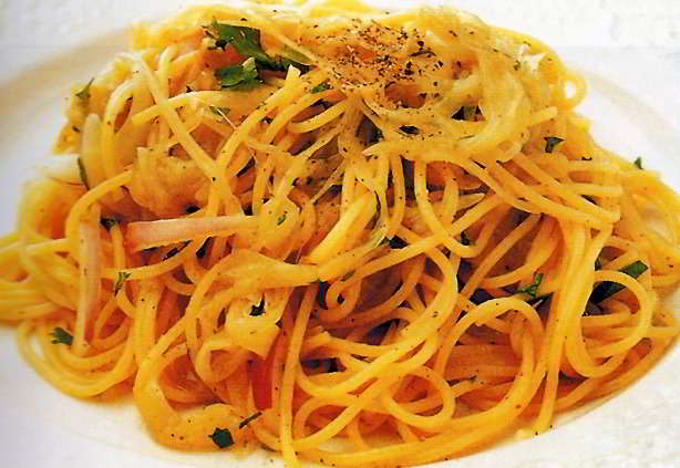 Spaghetti con cipolla e acciughe