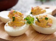 Uova sode con senape e prosciutto cotto